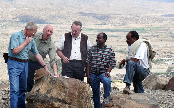 Auch international war er ein gefragter Experte: Prof. Dr. Rainer Mohn (2. v. l.), hier in Äthiopien, gemeinsam mit Prof. Dr. Joachim Gardemann (3. v. l.) vom Kompetenzzentrum Humanitäre Hilfe an der FH Münster und Doktorand Mohammed Abdurahman (2. v. r.).