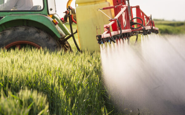 traktor feld pestizide toxisch