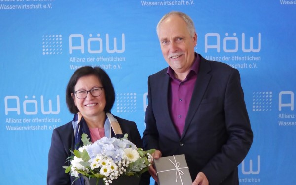Der bisherige AöW-Präsident Prof. Lothar Scheuer übergab das Amt der einstimmig gewählten Claudia Ehrensberger.