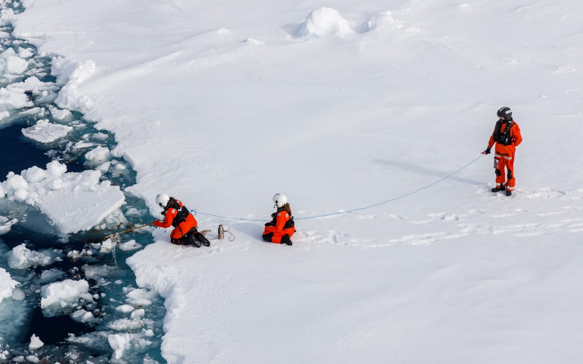 Forschende vom Alfred-Wegener-Institut untersuchen auf einer Polarstern Expedition in der Arktis, wie viel Mikroplastik in Aggregaten der Eisalge und dem Meerewasser direkt neben Eisschollen ist.